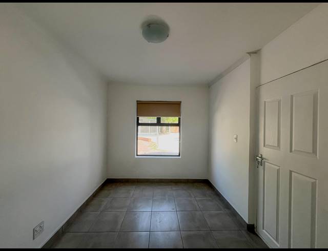 1 BEDROOM FLAT TO LET IN PINELANDS